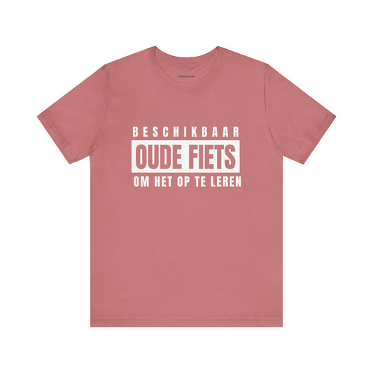 BESCHIKBAAR - OUDE FIETS OM HET OP TE LEREN